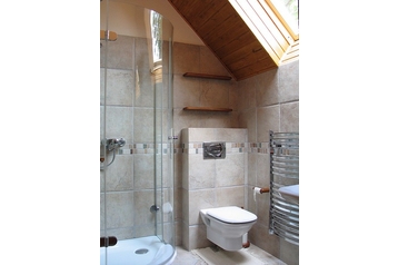 Slovacia Privát Uhorská Ves, Exteriorul